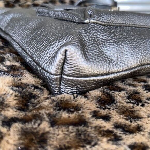 Tahari leather pewter metallic cross body bag - Picture 5 of 8